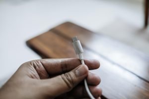 Bezpieczeństwo ładowarek do telefonów – jak dobrać odpowiedni zasilacz i kabel?