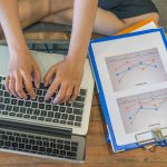 Widok z wysokiego kąta dziecka używającego laptopa na stole