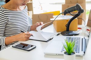 Środkowa sekcja kobiety używającej laptopa na stole