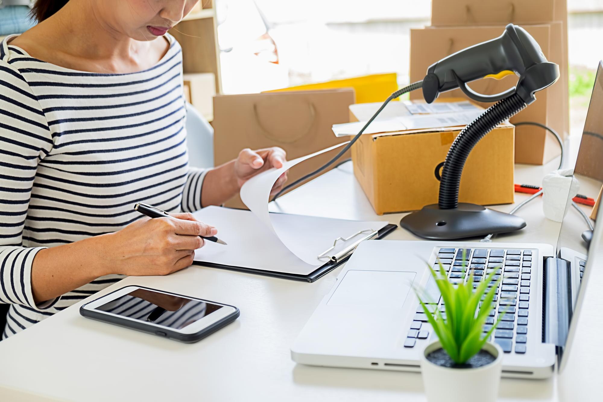 Środkowa sekcja kobiety używającej laptopa na stole