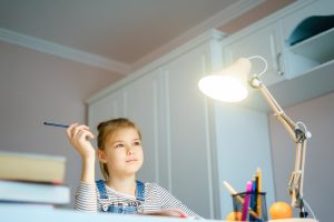 Jaka lampka na biurko dla ucznia będzie najlepsza? Oświetlenie a zdrowie oczu