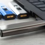 Pendrive jest włożony do laptopa.