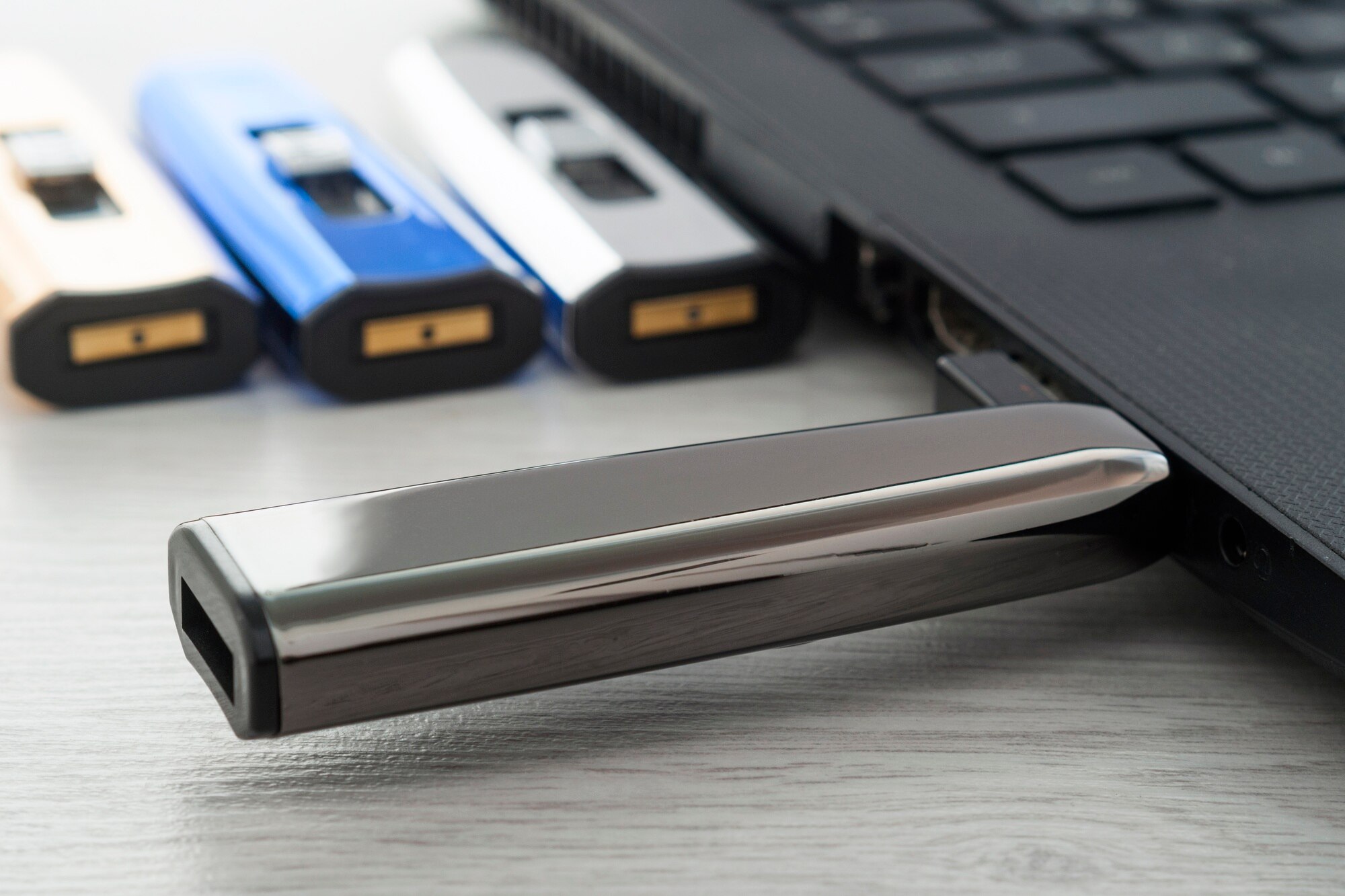 Pendrive jest włożony do laptopa.
