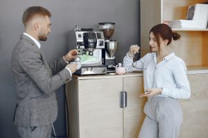 Ekspres do kawy do biura – automatyczny czy przelewowy? Poradnik zakupowy