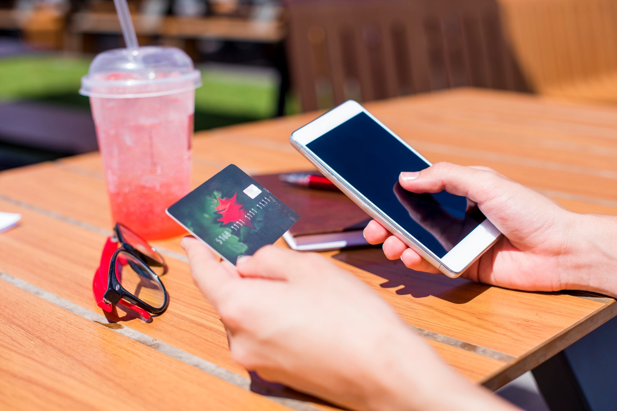 Zamknij się zdjęcie kobiecych rąk za pomocą smartfona i karty kredytowej na zakupy online