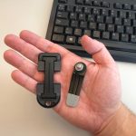 Przycięty sprzęt ręczny przy klawiaturze przy biurku