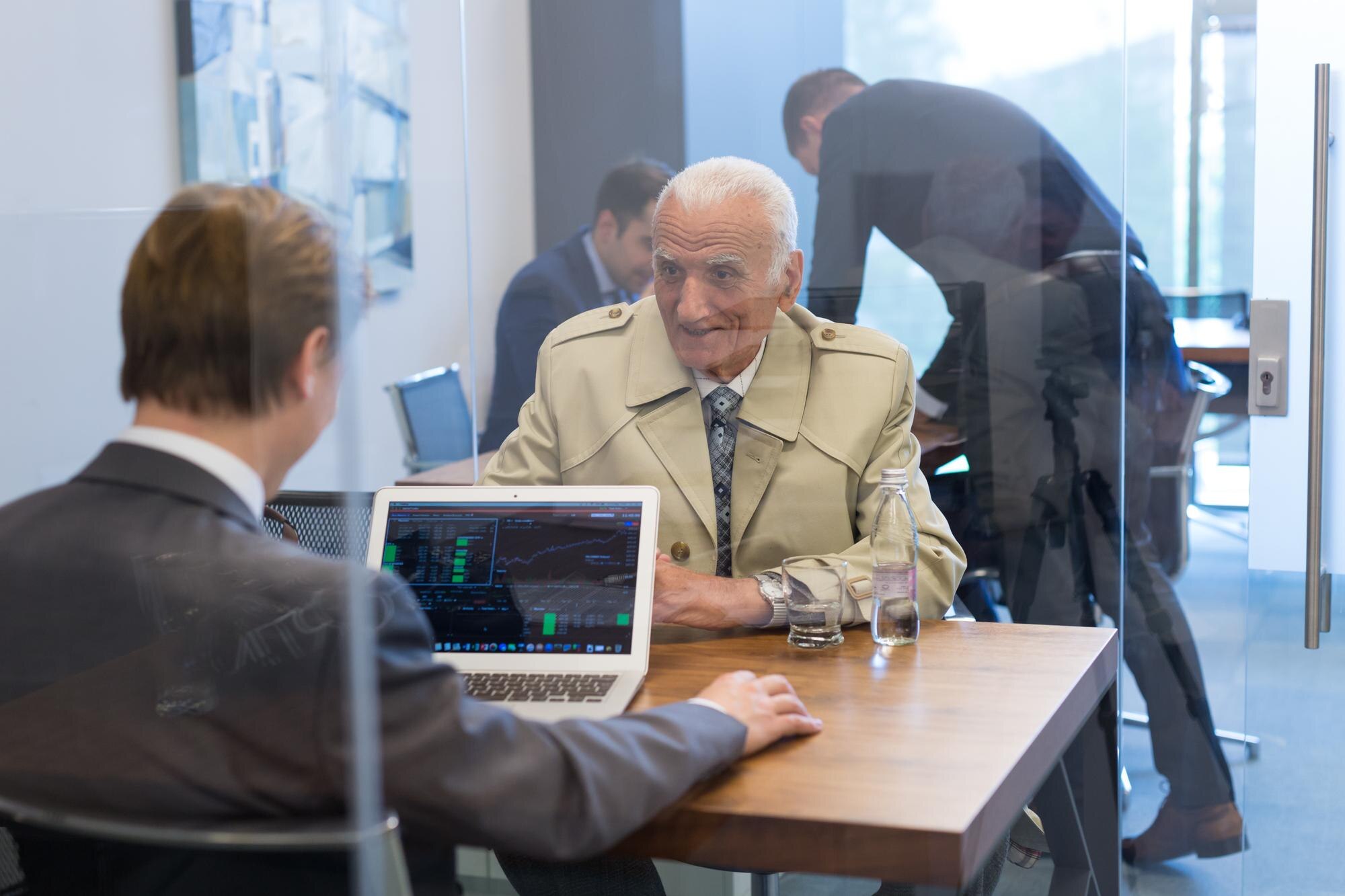 Koledzy biznesowi pracujący w biurze