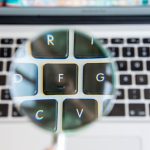 Wysoki kąt widoku szkła powiększającego nad klawiaturą laptopa