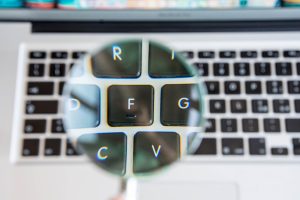 Wysoki kąt widoku szkła powiększającego nad klawiaturą laptopa