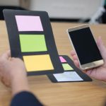 Środkowa sekcja programisty pracującego na stole