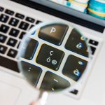 Wysoki kąt widoku szkła powiększającego nad klawiaturą laptopa