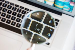 Wysoki kąt widoku szkła powiększającego nad klawiaturą laptopa