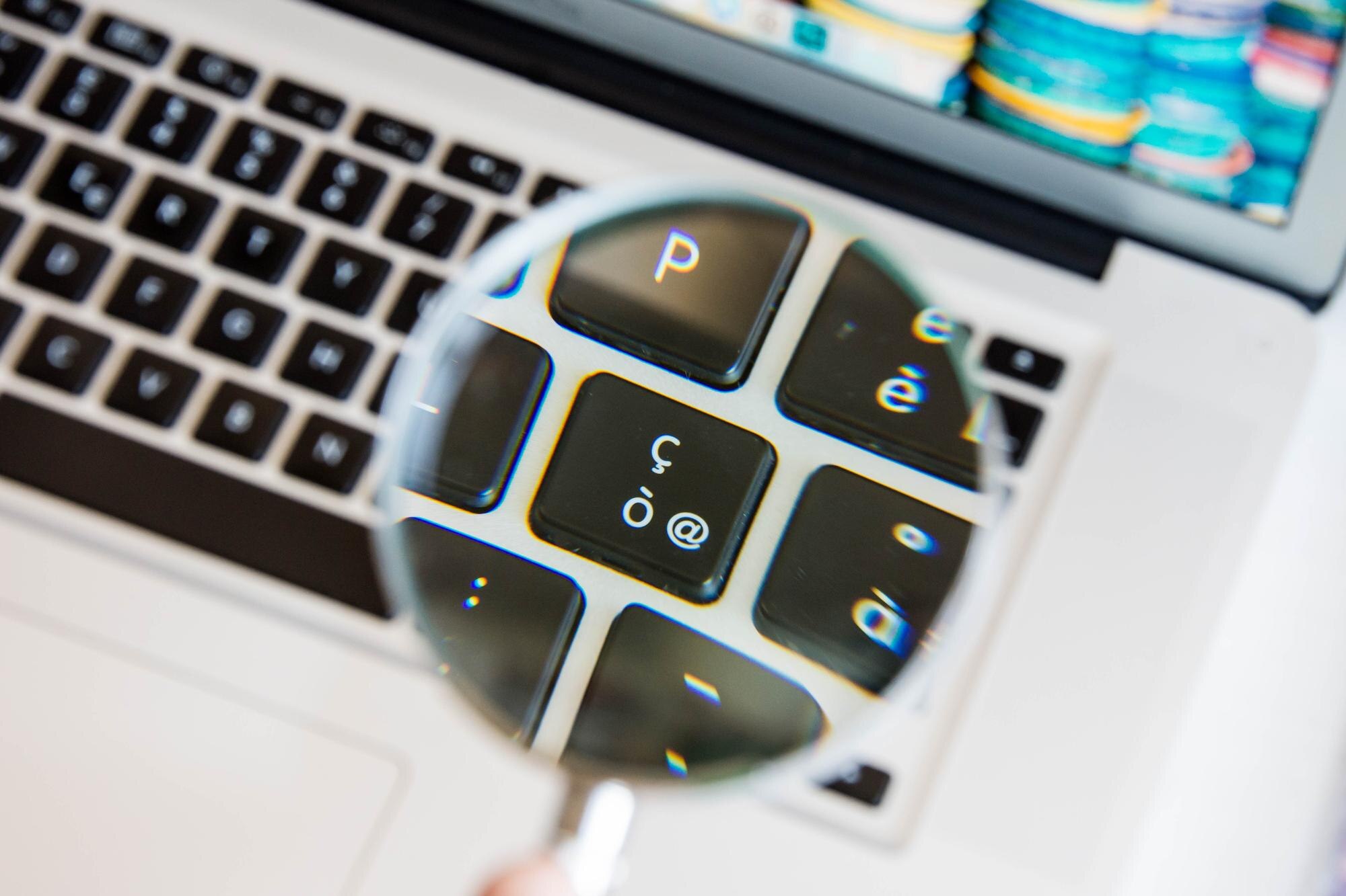 Wysoki kąt widoku szkła powiększającego nad klawiaturą laptopa