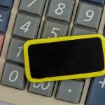 Bezpośrednio nad zdjęciem malowanego drewna na kalkulatorze