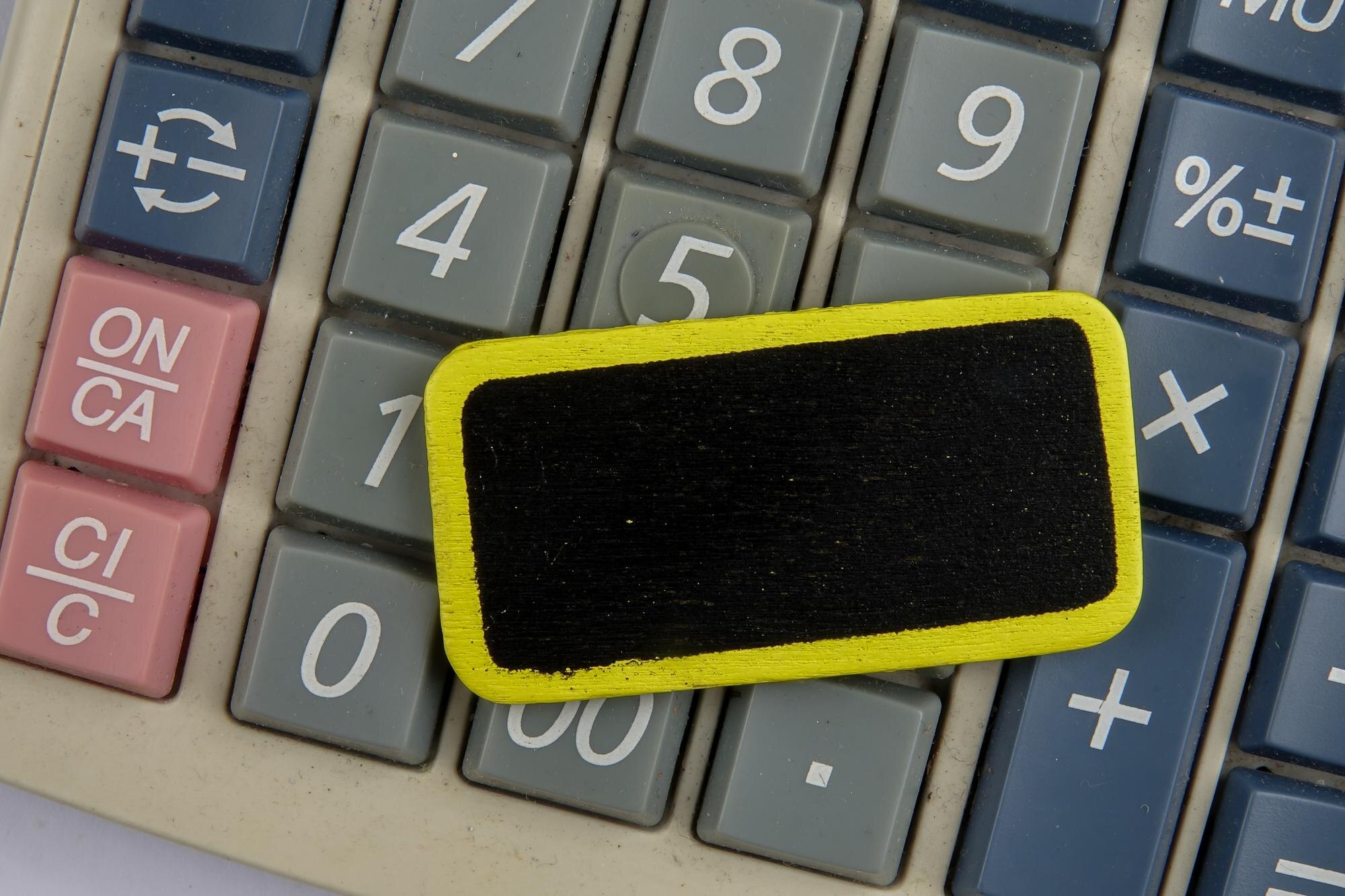 Bezpośrednio nad zdjęciem malowanego drewna na kalkulatorze