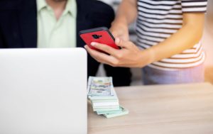 Transakcja odrzucona, a pieniądze pobrane z konta – co robić i jak odzyskać środki?