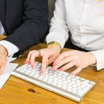 Niższa część ludzi pracujących na stole