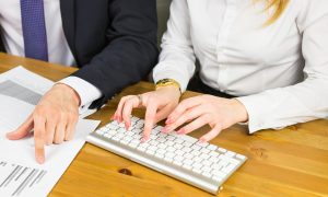 Do czego służą kontrakty terminowe i jak działają? Przewodnik dla początkujących