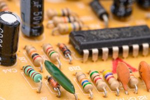 Jak działają kondensatory i dlaczego są kluczowe w elektronice?