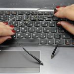 Przycięte ręce trzymające okulary