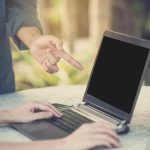 Środkowa część mężczyzny używającego telefonu komórkowego