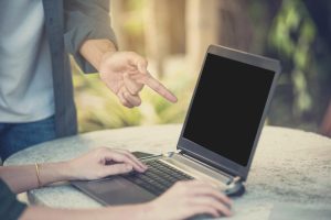 Środkowa część mężczyzny używającego telefonu komórkowego