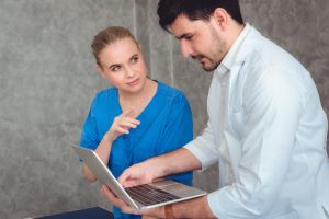 Jak wybrać specjalistę od pozycjonowania stron internetowych?