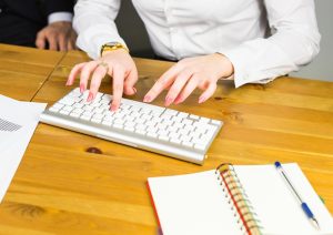 Jak wpisać średnik (;) na klawiaturze?