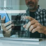 Poszukiwanie pracy koncepcja wolna nowa kariera człowiek patrzący na stronę internetową dla ogłoszeń o pracy ogłoszenia