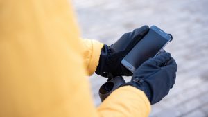 Jak działają rękawiczki dotykowe do smartfona? Technologia ekranów pojemnościowych