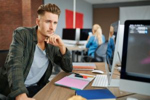 Jak znaleźć pierwszą pracę jako programista bez doświadczenia komercyjnego?