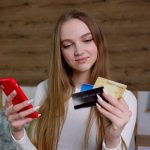 Młoda kobieta używająca telefonu komórkowego