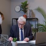 Przyjaciele używają laptopa w domu