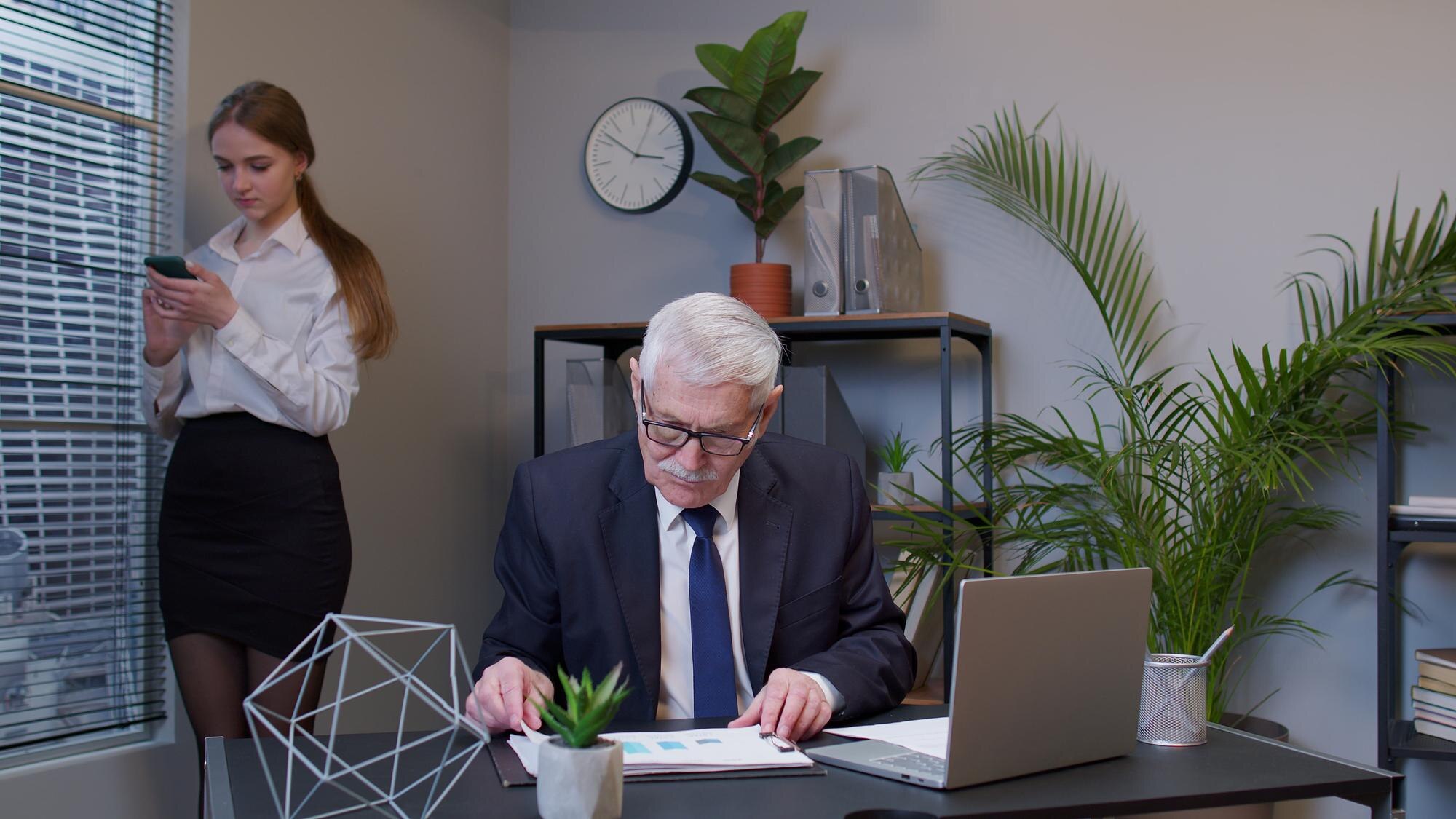 Przyjaciele używają laptopa w domu