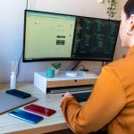 Programista komputerowy pracujący w domu Koncepcja telepracy