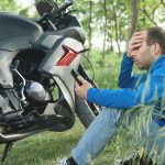 Rowerzysta za pomocą smartfona w przyrodzie.