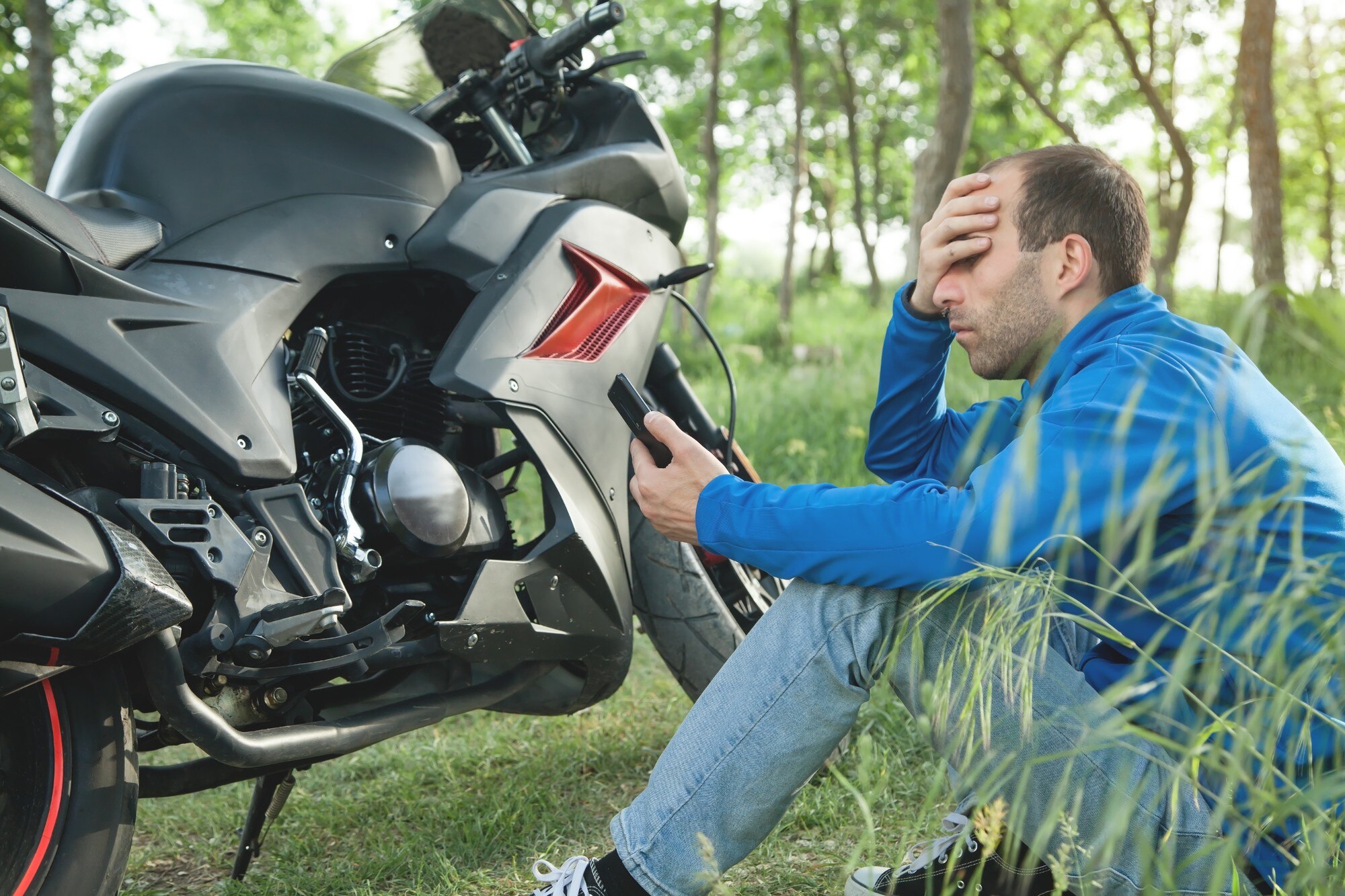 Rowerzysta za pomocą smartfona w przyrodzie.