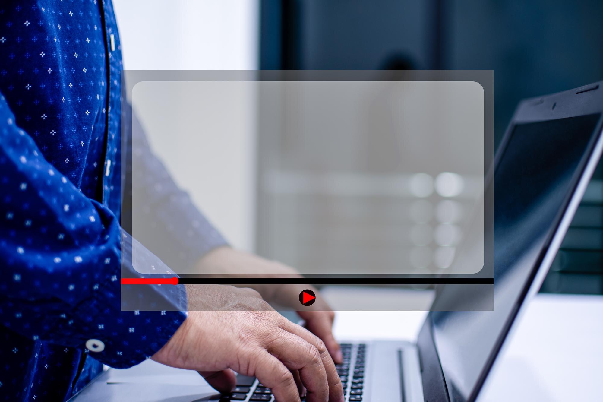 Mężczyźni stojący i piszący o filmie, korzystając z notebooka na białym stole