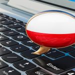 Naucz się języka polskiego online Koncepcja balonu mowy z polską flagą 3D wyizolowany na białym tle