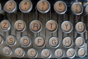 Dlaczego litery na klawiaturze nie są ułożone alfabetycznie? Historia układu QWERTY