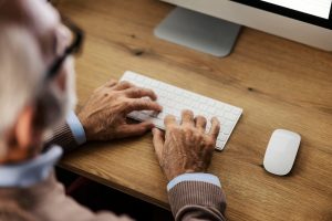 Jak wybrać odpowiednią mysz komputerową dla seniora? Ergonomia i funkcje