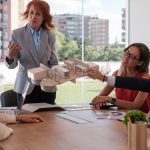 Dyrektorka firmy wygłasza przemówienie na temat swojego nowego projektu Koncepcja inwestycji biznesowej