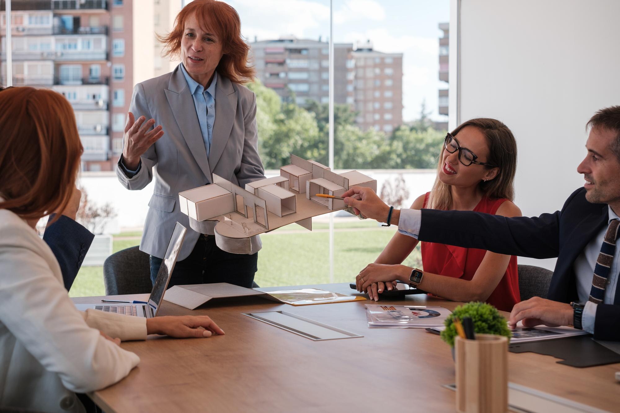 Dyrektorka firmy wygłasza przemówienie na temat swojego nowego projektu Koncepcja inwestycji biznesowej