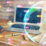 Podwójna ekspozycja pulpitu z komputerem i hologramem mapy świata Koncepcja międzynarodowej sieci danych