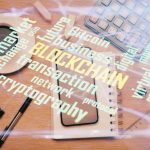 Podwójna ekspozycja hologramu na temat blockchaina nad stołem z telefonem Top view Koncepcja technologii kryptograficznej