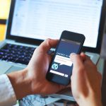 koncepcja chatbota asystenta internetowego chat robota odpowiadającego na pytania użytkownika na stronie internetowej