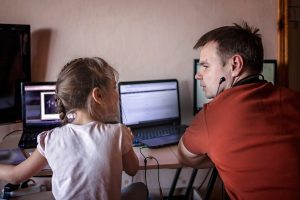 Jaki Linux wybrać dla dziecka? Przegląd systemów edukacyjnych i bezpiecznych