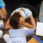 Uczniowie klasy i licealistka do spania laptop i zmęczony z książek rozwój lub akademia nastolatek wypalenie i odpoczynek do uczenia się zmęczenie lub stypendium z oceną edukacji