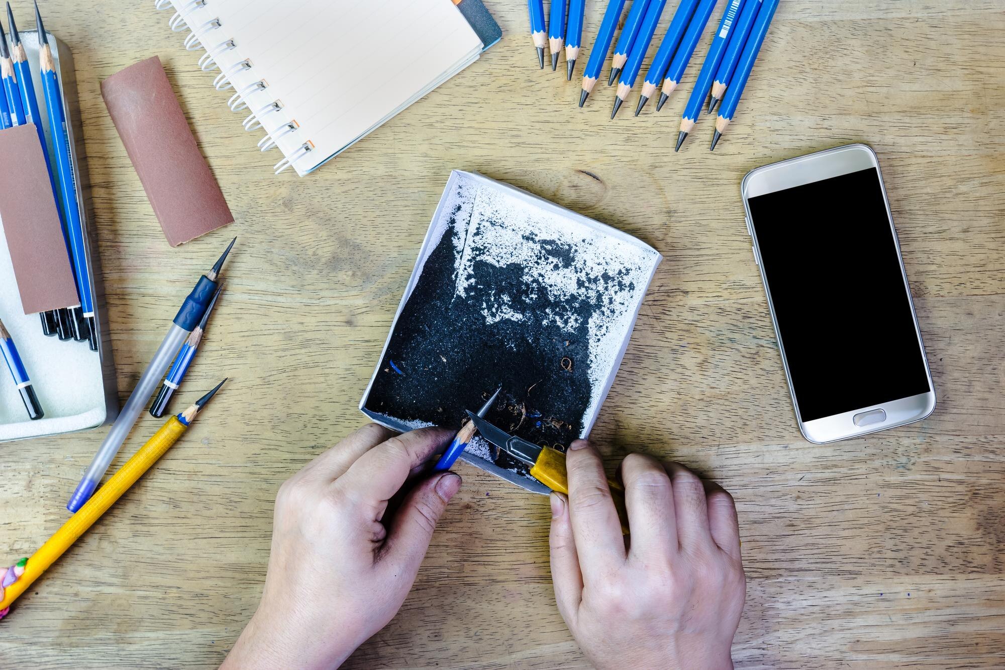 ostre ołówki nożem do cięcia