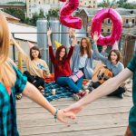 Niespodzianka na dachu. Niespodziewane wydarzenie. Koncepcja jedności przyjaźni i miłości